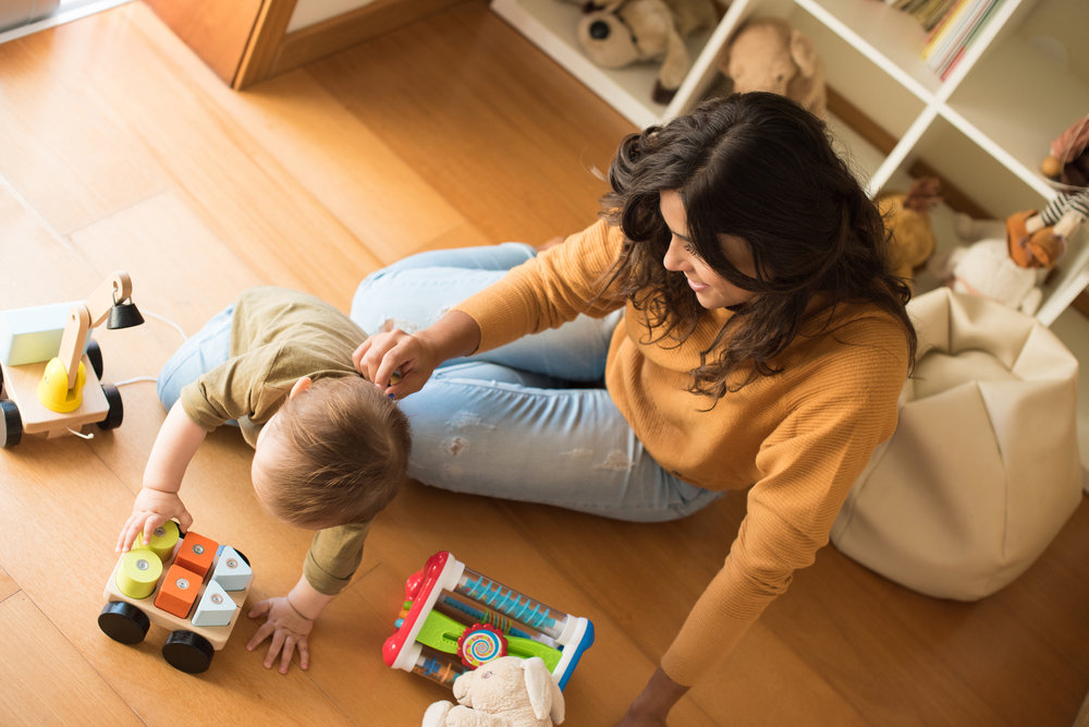 bebê bricando no quarto montessoriano